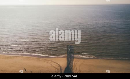 Vista aerea dei pali di legno sulla spiaggia Foto Stock