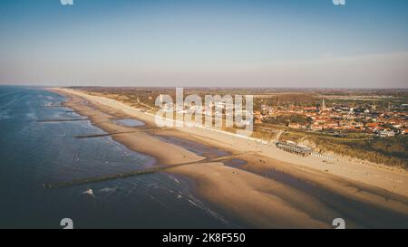 Vista aerea della spiaggia dalla città Foto Stock