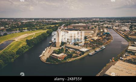 Fiume che scorre attraverso la città di Mulheim an der Ruhr al tramonto Foto Stock