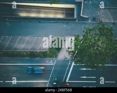 Auto sfocate in velocità sulla strada in città Foto Stock