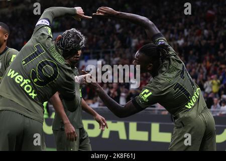 Milano, Italia. 22nd Ott 2022. Rafael Leao di AC Milan festeggia dopo aver segnato un gol con Theo Hernandez di AC Milan durante la Serie A 2022/23 Football Match tra AC Milan e AC Monza allo Stadio Giuseppe Meazza di Milano il 22 ottobre 2022 - Foto FCI/Fabrizio Carabelli/SOPA Images Credit: SOPA Images Limited/Alamy Live News Foto Stock