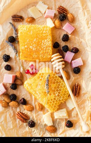 Noci, frutti di bosco, formaggi e favi Foto Stock