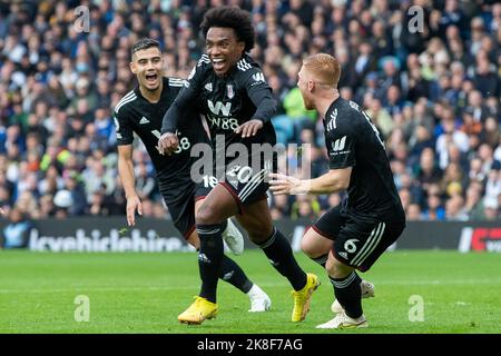 Leeds, Regno Unito. 23rd Ott 2022. Willian #20 di Fulham celebra il suo gol e fa il segno 1-3 durante la partita della Premier League Leeds United vs Fulham a Elland Road, Leeds, Regno Unito, 23rd ottobre 2022 (Photo by James Heaton/News Images) a Leeds, Regno Unito il 10/23/2022. (Foto di James Heaton/News Images/Sipa USA) Credit: Sipa USA/Alamy Live News Foto Stock