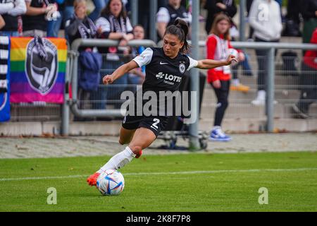 Francoforte, Germania. 23rd Ott 2022. Francoforte, Germania, 23rd 2022 ottobre: Leticia Santos de Oliveira (2 Francoforte) durante la partita DI FLYERALARM Frauen-Bundesliga tra Eintracht Francoforte e MSV Duisburg allo Stadio di Brentanobad a Francoforte sul meno, Germania. (Norina Toenges/Sports Press Photo/SPP) Credit: SPP Sport Press Photo. /Alamy Live News Foto Stock