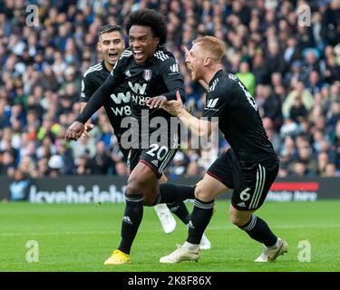 Leeds, Regno Unito. 23rd Ott 2022. Willian #20 di Fulham celebra il suo gol e fa il segno 1-3 durante la partita della Premier League Leeds United vs Fulham a Elland Road, Leeds, Regno Unito, 23rd ottobre 2022 (Photo by James Heaton/News Images) a Leeds, Regno Unito il 10/23/2022. (Foto di James Heaton/News Images/Sipa USA) Credit: Sipa USA/Alamy Live News Foto Stock