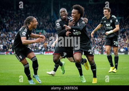 Leeds, Regno Unito. 23rd Ott 2022. Willian #20 di Fulham celebra il suo gol e fa il segno 1-3 durante la partita della Premier League Leeds United vs Fulham a Elland Road, Leeds, Regno Unito, 23rd ottobre 2022 (Photo by James Heaton/News Images) a Leeds, Regno Unito il 10/23/2022. (Foto di James Heaton/News Images/Sipa USA) Credit: Sipa USA/Alamy Live News Foto Stock