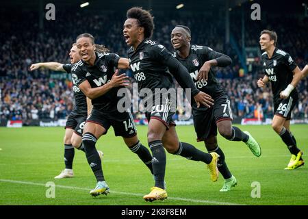 Leeds, Regno Unito. 23rd Ott 2022. Willian #20 di Fulham celebra il suo gol e fa il segno 1-3 durante la partita della Premier League Leeds United vs Fulham a Elland Road, Leeds, Regno Unito, 23rd ottobre 2022 (Photo by James Heaton/News Images) a Leeds, Regno Unito il 10/23/2022. (Foto di James Heaton/News Images/Sipa USA) Credit: Sipa USA/Alamy Live News Foto Stock