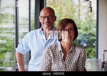 Sorridente coppia senior a casa Foto Stock