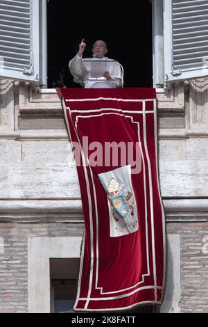 Città del Vaticano, 23 ottobre 2022. Papa Francesco durante la preghiera del mezzogiorno dell'Angelus dalla finestra del suo studio che si affaccia su Piazza San Pietro. Credit: Maria Grazia Picciarella/Alamy Live News Foto Stock