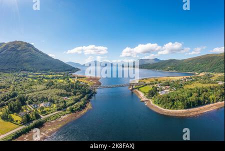 Veduta aerea del ponte di Ballachulish sul mare a Loch Leven, Scozia Foto Stock