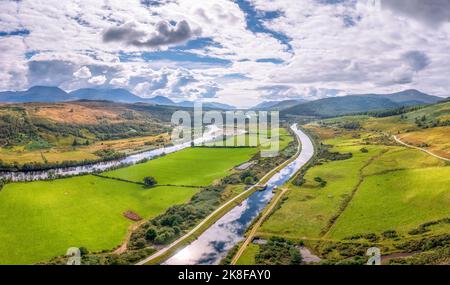 Veduta aerea della Great Glen Way dal Canaland Caledoniano e dal fiume Lochy, Scozia Foto Stock