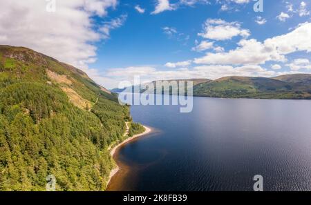 Veduta aerea di Loch Lochy e tortuosa pista della Great Glen Way, Scozia Foto Stock