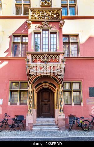 16th ° secolo edificio in stile gotico Haus zum Walfisch (Casa delle balene) a Friburgo in Breisgau, Germania Foto Stock