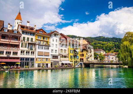 Case sul lungomare lungo il fiume Aare nel centro storico di Thun, in Svizzera Foto Stock