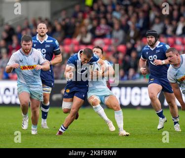 Danny Care #9 di Harlequins affronta Joe Carpenter #15 di sale Sharks durante il Gallagher Premiership Match sale Sharks vs Harlequins all'AJ Bell Stadium, Eccles, Regno Unito, 23rd ottobre 2022 (Foto di Steve Flynn/News Images) Foto Stock