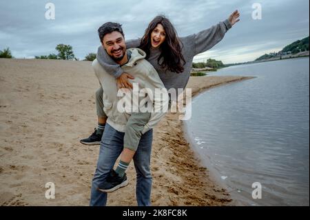 Una coppia felice che si diverte al lungofiume durante il fine settimana Foto Stock