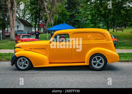 Des Moines, Iowa - 01 luglio 2022: Vista laterale in prospettiva alta di una berlina Chevrolet del 1939 consegna in un salone automobilistico locale. Foto Stock