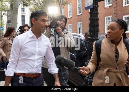 Rishi Sunak lascia il suo ufficio di campagna a Londra, mentre è formalmente entrato nel concorso di leadership Tory dopo le dimissioni di Liz Truss come primo Ministro. Data immagine: Domenica 23 ottobre 2022. Foto Stock