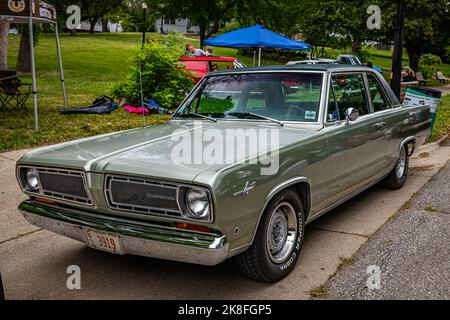 Des Moines, Iowa - 01 luglio 2022: Vista dall'alto dell'angolo anteriore di una berlina 2 porte Plymouth Valiant Signet 1968 ad una fiera di automobili locale. Foto Stock