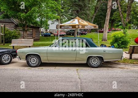 Des Moines, IA - 01 luglio 2022: Vista laterale in prospettiva alta di una berlina 2 porte Plymouth Valiant Signet 1968 in un salone automobilistico locale. Foto Stock