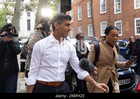 Rishi Sunak lascia il suo ufficio di campagna a Londra, mentre è formalmente entrato nel concorso di leadership Tory dopo le dimissioni di Liz Truss come primo Ministro. Data immagine: Domenica 23 ottobre 2022. Foto Stock