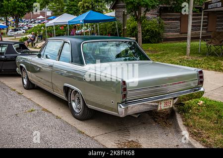 Des Moines, Iowa - 01 luglio 2022: Vista dall'alto dell'angolo posteriore di una berlina 2 porte Plymouth Valiant Signet 1968 ad una fiera di automobili locale. Foto Stock