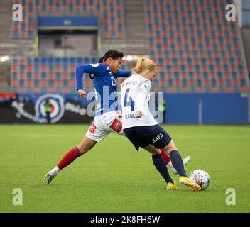 Oslo, Norvegia. 23rd Ott 2022. Oslo, Norvegia, 23rd 2022 ottobre: Battaglia per la palla durante il gioco di playoff a Toppserien tra Valerenga e Stabaek alla Intility Arena di Oslo, Norvegia (Ane Frosaker/SPP) Credit: SPP Sport Press Photo. /Alamy Live News Foto Stock