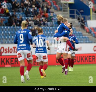 Oslo, Norvegia. 23rd Ott 2022. Oslo, Norvegia, ottobre 23rd 2022: I giocatori di Valerenga festeggiano dopo aver segnato un gol durante il gioco di playoff in Toppserien tra Valerenga e Stabaek all'Intility Arena di Oslo, Norvegia (Ane Frosaker/SPP) Credit: SPP Sport Press Photo. /Alamy Live News Foto Stock