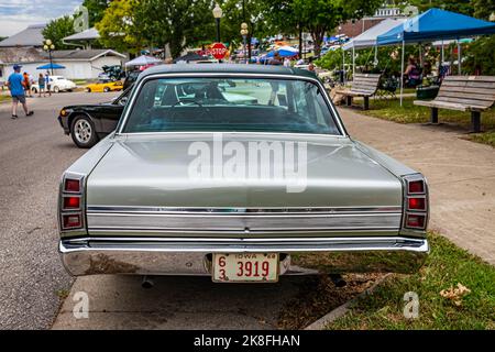 Des Moines, IA - 01 luglio 2022: Vista posteriore in prospettiva alta di una berlina 2 porte Plymouth Valiant Signet 1968 in un salone automobilistico locale. Foto Stock