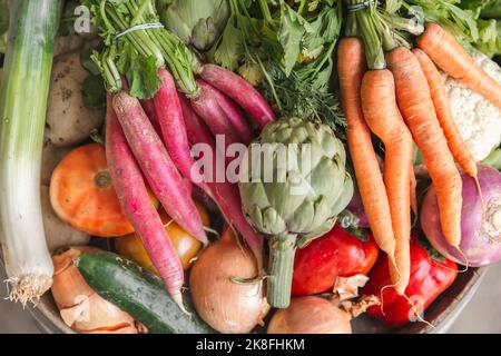 Fattoria biologica verdure fresche in barile Foto Stock