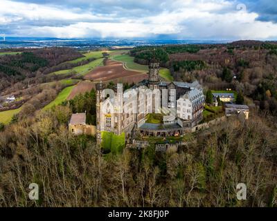 Germania, Renania-Palatinato, Balduinstein, veduta aerea del Castello di Schaumburg in autunno Foto Stock