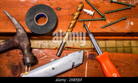 Attrezzi da carpentiere su tavole di legno dall'alto Foto Stock