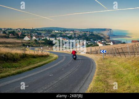 Francia, Normandia, Criel-sur-Mer, Moto guida lungo la strada di campagna Foto Stock