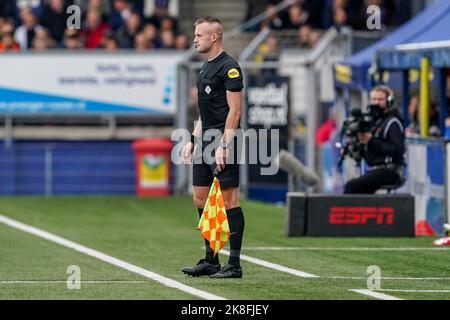 LEEUWARDEN, PAESI BASSI - 23 OTTOBRE: assistente arbitro Don Frijn durante la partita olandese di Eredivie tra SC Cambuur e FC Twente allo stadio di Cambuur il 23 ottobre 2022 a Leeuwarden, Paesi Bassi (Foto di Andre Weening/ Orange Pictures) Foto Stock