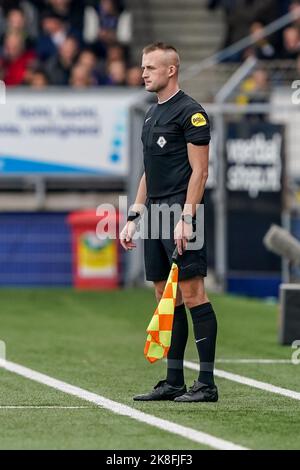 LEEUWARDEN, PAESI BASSI - 23 OTTOBRE: assistente arbitro Don Frijn durante la partita olandese di Eredivie tra SC Cambuur e FC Twente allo stadio di Cambuur il 23 ottobre 2022 a Leeuwarden, Paesi Bassi (Foto di Andre Weening/ Orange Pictures) Foto Stock