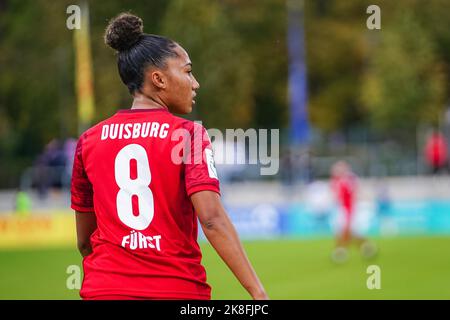 Francoforte, Germania. 23rd Ott 2022. Francoforte, Germania, 23rd 2022 ottobre: Vanessa Fuerst (8 Duisburg) durante la partita DI FLYERALARM Frauen-Bundesliga tra Eintracht Francoforte e MSV Duisburg allo Stadio di Brentanobad a Francoforte sul meno, Germania. (Norina Toenges/Sports Press Photo/SPP) Credit: SPP Sport Press Photo. /Alamy Live News Foto Stock