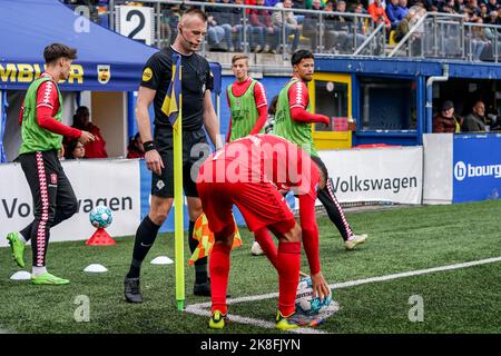 LEEUWARDEN, PAESI BASSI - 23 OTTOBRE: assistente arbitro Don Frijn durante la partita olandese di Eredivie tra SC Cambuur e FC Twente allo stadio di Cambuur il 23 ottobre 2022 a Leeuwarden, Paesi Bassi (Foto di Andre Weening/ Orange Pictures) Foto Stock