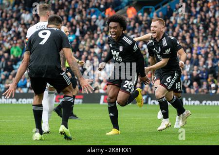 Leeds, Regno Unito. 23rd Ott 2022. Willian #20 di Fulham celebra il suo gol e fa il segno 1-3 durante la partita della Premier League Leeds United vs Fulham a Elland Road, Leeds, Regno Unito, 23rd ottobre 2022 (Photo by James Heaton/News Images) a Leeds, Regno Unito il 10/23/2022. (Foto di James Heaton/News Images/Sipa USA) Credit: Sipa USA/Alamy Live News Foto Stock