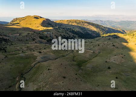 Valamara (Mali i Valamares; Valea Mari) è una montagna della catena montuosa centrale dell'Albania sudorientale. Foto Stock