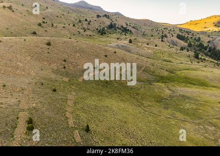 Valamara (Mali i Valamares; Valea Mari) è una montagna della catena montuosa centrale dell'Albania sudorientale. Foto Stock