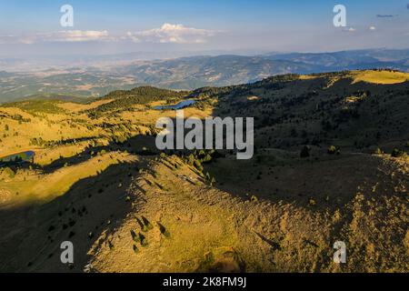 Valamara (Mali i Valamares; Valea Mari) è una montagna della catena montuosa centrale dell'Albania sudorientale. Foto Stock