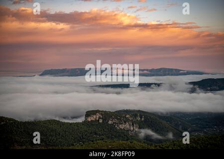 L'iconico Monte di Sainte Victoire all'alba con il cielo spettacolare, a sud della Francia, Europa Foto Stock