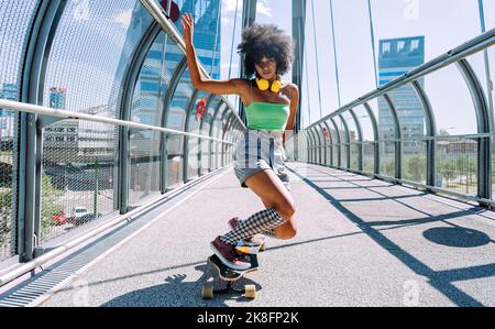 Donna con lancetta alzata a mano sul ponte Foto Stock