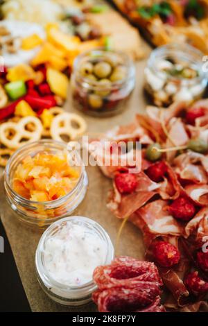 Salse da immersione con piatto di salsicce affumicate, salame e baguette Foto Stock