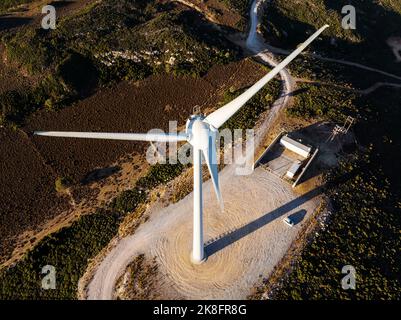 Grecia, Egeo, Kos, veduta aerea della turbina eolica in cima alla collina Foto Stock