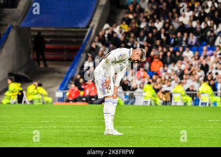 MADRID, SPAGNA - 22 OTTOBRE: Fede Valverde del Real Madrid CF durante la partita tra Real Madrid CF e Sevilla CF di la Liga Santander il 22 ottobre 2022 a Santiago Bernabeu di Madrid, Spagna. (Foto di Samuel Carreño/PxImages) Foto Stock