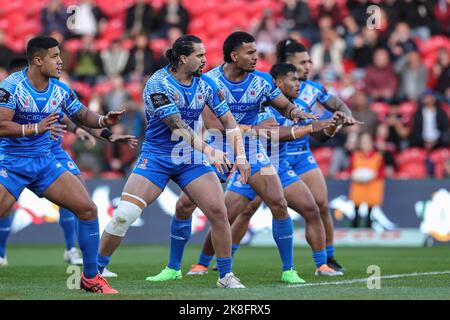 Doncaster, Regno Unito. 23rd Ott 2022. I giocatori delle Samoa eseguono il Siva Tau durante la Coppa del mondo di Rugby Gruppo 2021 a Match Samoa vs Grecia all'Eco-Power Stadium, Doncaster, Regno Unito, 23rd ottobre 2022 (Photo by Mark Cosgrove/News Images) a Doncaster, Regno Unito, il 10/23/2022. (Foto di Mark Cosgrove/News Images/Sipa USA) Credit: Sipa USA/Alamy Live News Foto Stock