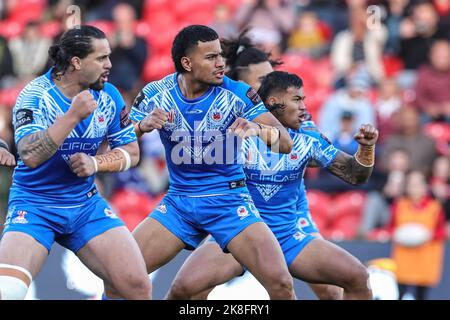 Doncaster, Regno Unito. 23rd Ott 2022. I giocatori delle Samoa eseguono il Siva Tau durante la Coppa del mondo di Rugby Gruppo 2021 a Match Samoa vs Grecia all'Eco-Power Stadium, Doncaster, Regno Unito, 23rd ottobre 2022 (Photo by Mark Cosgrove/News Images) a Doncaster, Regno Unito, il 10/23/2022. (Foto di Mark Cosgrove/News Images/Sipa USA) Credit: Sipa USA/Alamy Live News Foto Stock