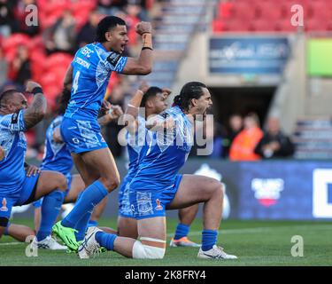 Doncaster, Regno Unito. 23rd Ott 2022. I giocatori delle Samoa eseguono il Siva Tau durante la Coppa del mondo di Rugby Gruppo 2021 a Match Samoa vs Grecia all'Eco-Power Stadium, Doncaster, Regno Unito, 23rd ottobre 2022 (Photo by Mark Cosgrove/News Images) a Doncaster, Regno Unito, il 10/23/2022. (Foto di Mark Cosgrove/News Images/Sipa USA) Credit: Sipa USA/Alamy Live News Foto Stock