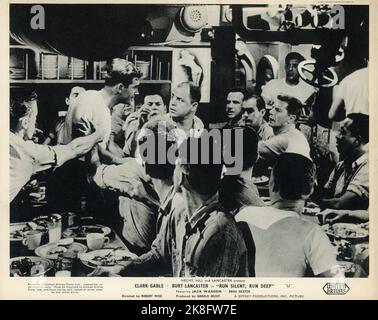 JACK WARDEN e altri marinai in Mess Room in ESECUZIONE SILENZIOSA DEEP 1958 regista ROBERT WISE basato sul romanzo del Comandante Edward L. sceneggiatura della spiaggia John Gay music Franz Waxman produttori Harold Hecht e James Hill Hecht-Hill-Lancaster Productions / United Artists Foto Stock